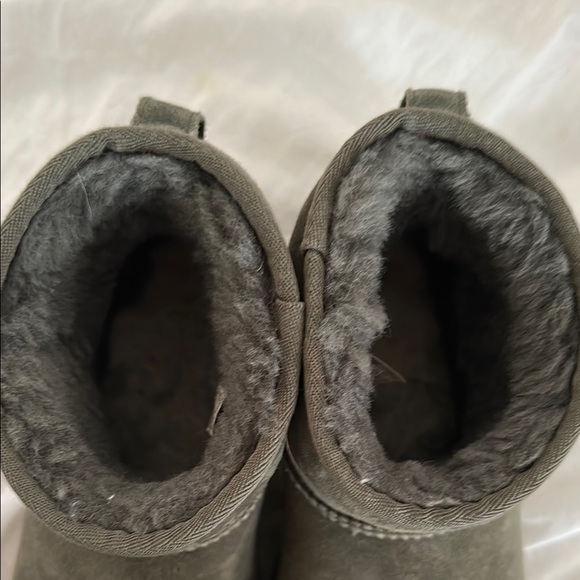 Cozy Green Ugg Suede Boots - Picture 4 of 5